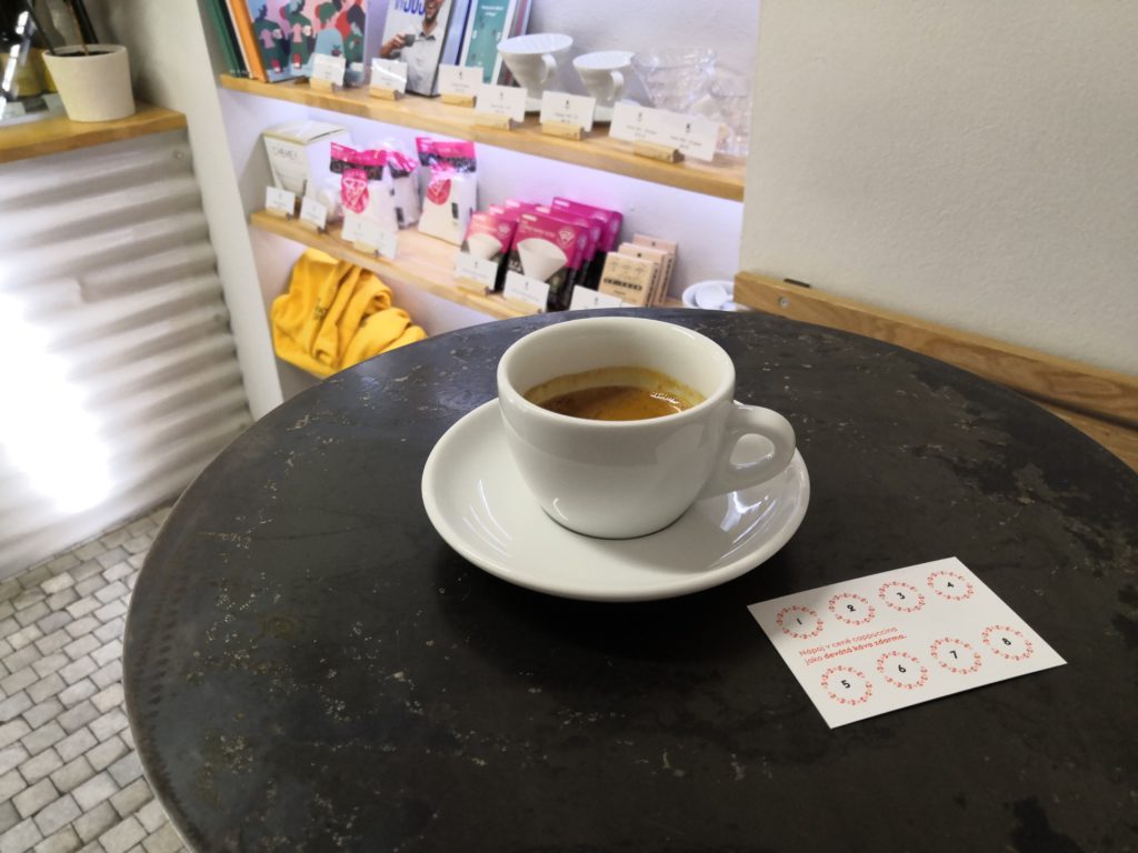 Espresso v Kafe Karlín