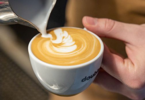 Cappuccino s mikropěnou doma a bez kávovaru díky radám a pomocníkovi od doubleshotu